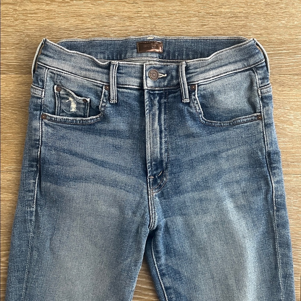 MOTHER The Insider Crop Step Fray Jeans in Reckless on Shiny White Vespa Size 26 - Picture 8 of 11